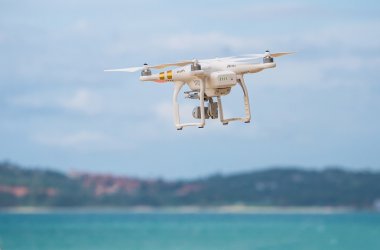 Hayalet quadrocopter drone uçuş mavi gökyüzü karşı