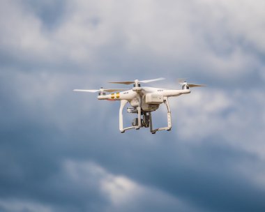 Hayalet quadrocopter drone uçuş mavi gökyüzü karşı