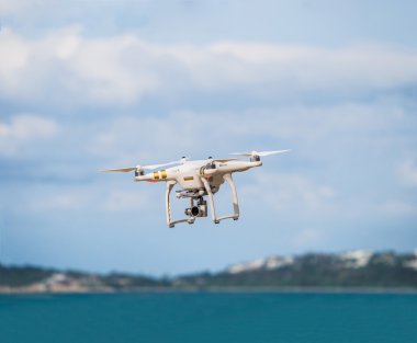 Hayalet quadrocopter drone uçuş mavi gökyüzü karşı