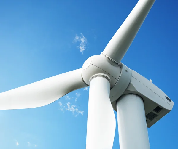 Větrná turbína na modré obloze pozadí — Stock fotografie
