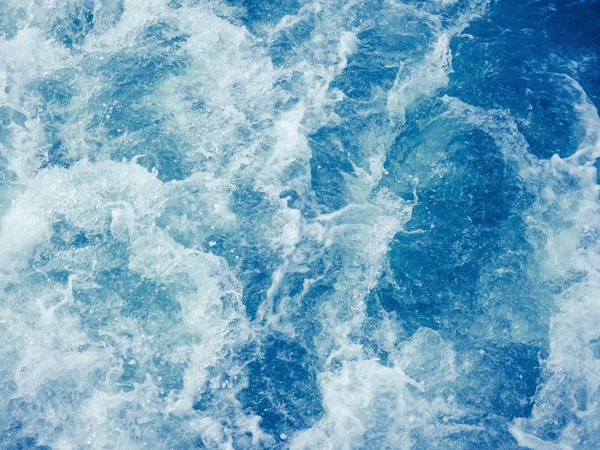 Cruise ship trails on water surface making white foam — Stock Photo, Image