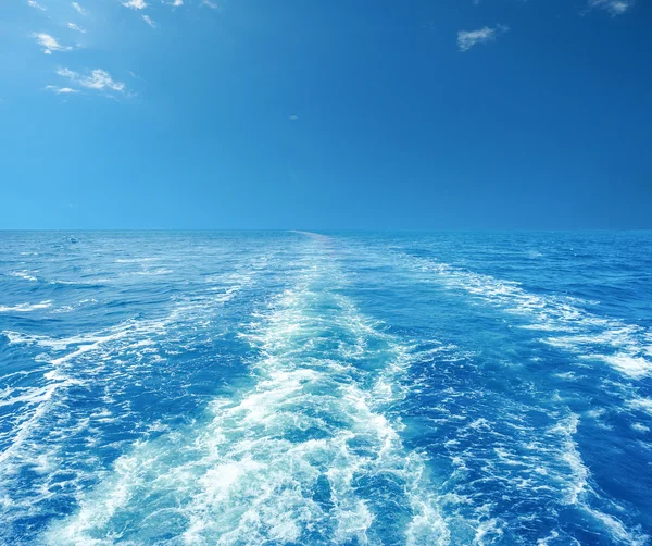 Cruise ship trails on water surface making white foam — Stock Photo, Image