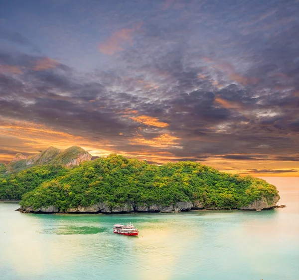 Hermoso paisaje marino en el cielo nublado y azul —  Fotos de Stock