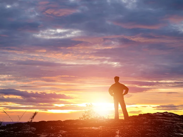 一个男人站去看落日，多彩的轮廓 — 图库照片