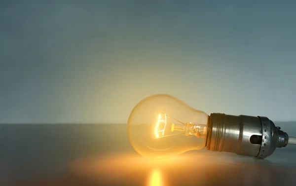 床に輝くビンテージ白熱電球 — ストック写真