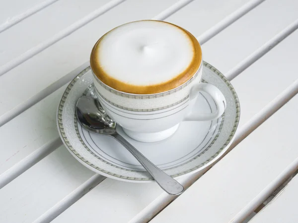 Café cappuccino em copo branco — Fotografia de Stock