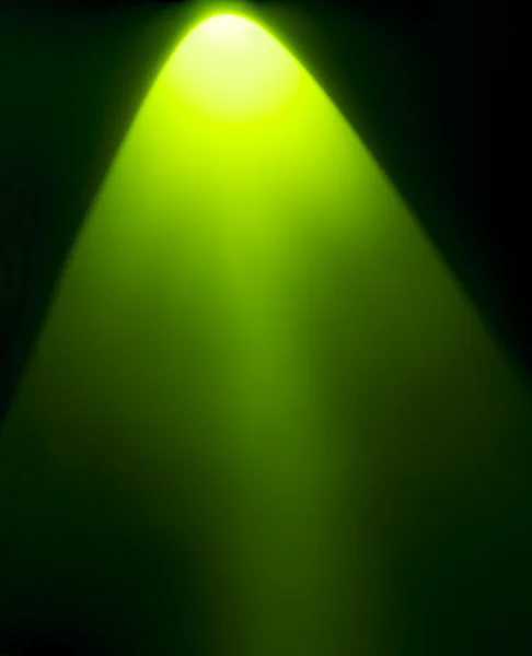 Luz verde da lanterna elétrica da tocha no escuro — Fotografia de Stock