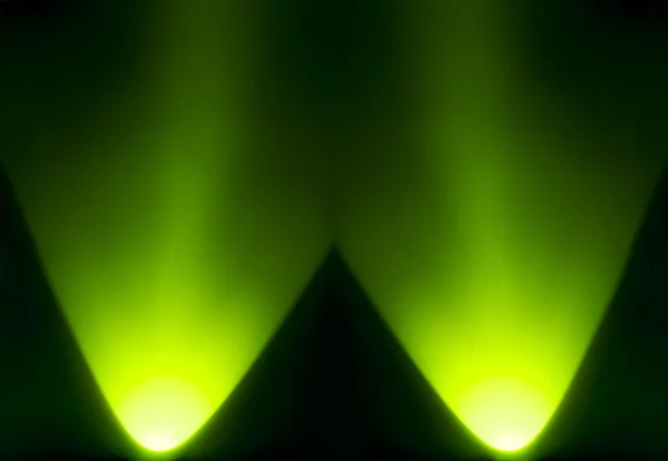 Luz verde de la linterna antorcha en la oscuridad — Foto de Stock