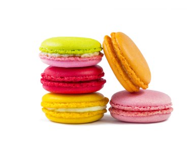 beyaz izole renkli macaroons 