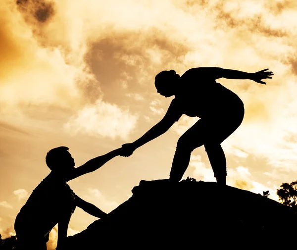 bir kadın bir adam elini tutarak silhouate