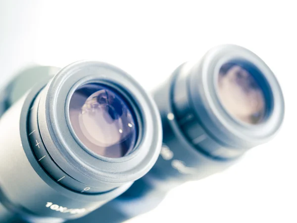 Olhos pedaço de microscópio — Fotografia de Stock