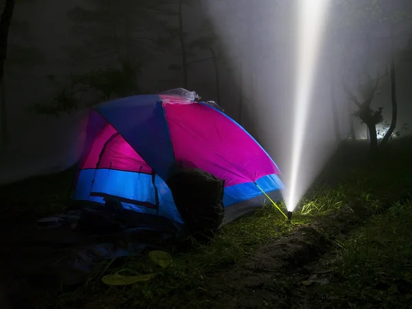 Tienda y luz de destello en la niebla —  Fotos de Stock