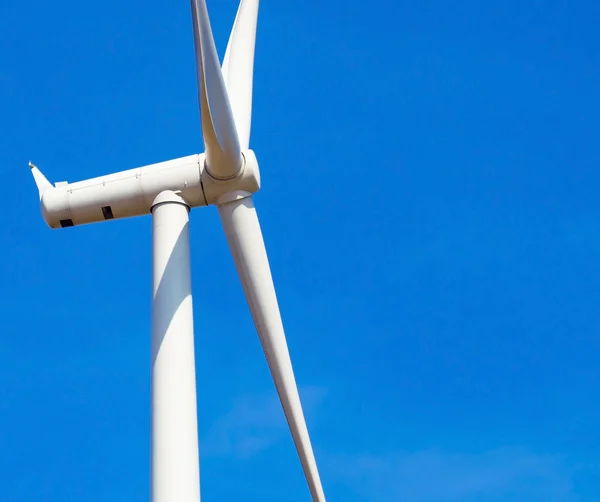 Turbina eólica no céu azul — Fotografia de Stock