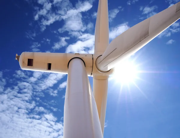 Turbina eólica contra o céu azul — Fotografia de Stock