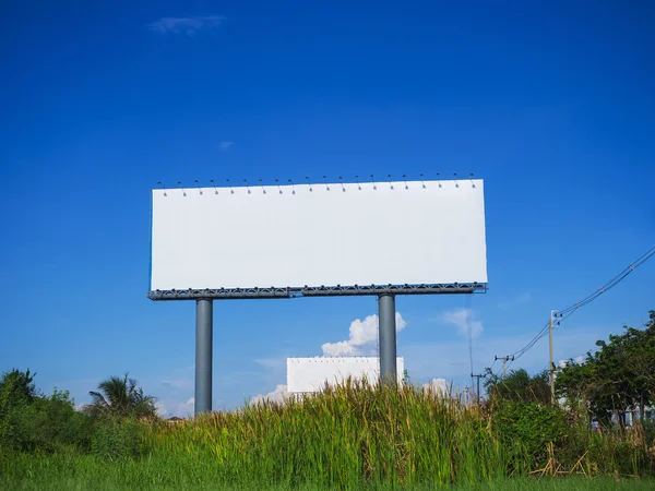 Tom skylt på blå himmel, för fyllning text — Stockfoto