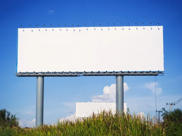 Tom skylt på blå himmel, för fyllning text — Stockfoto