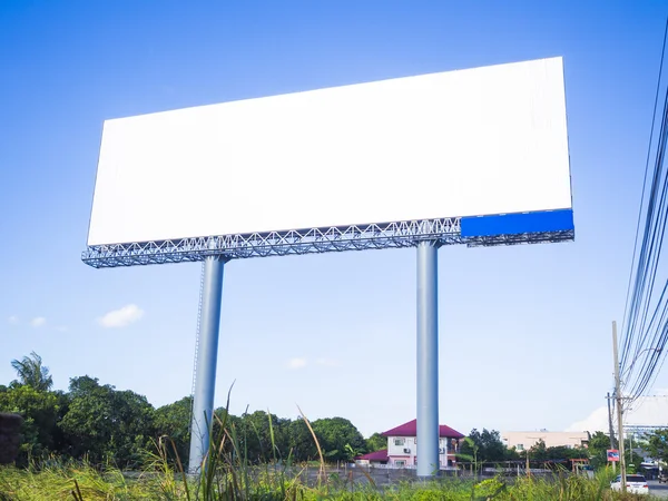 Blank skylt på blå himmel — Stockfoto