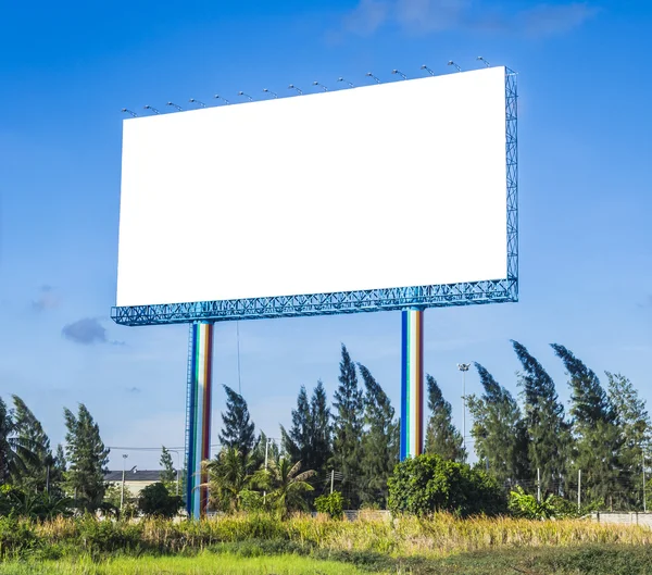 Mavi gökyüzü, dolgu metni boş billboard — Stok fotoğraf
