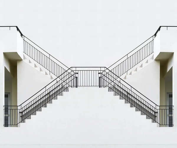 L'escalier s'élève, symétrie deux côtés — Photo