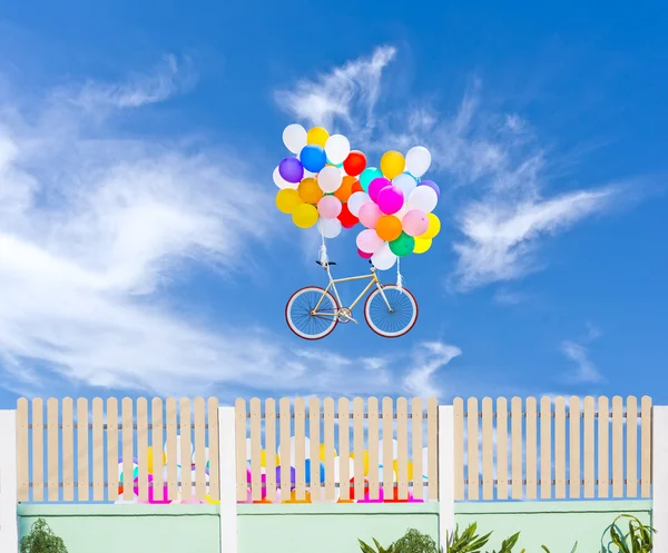 Zaun und Luftballons am blauen Himmel — Stockfoto