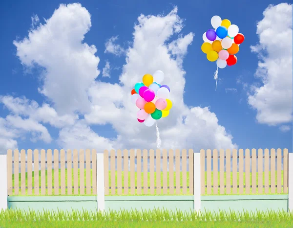 Balony na błękitne niebo i ogrodzenia — Zdjęcie stockowe