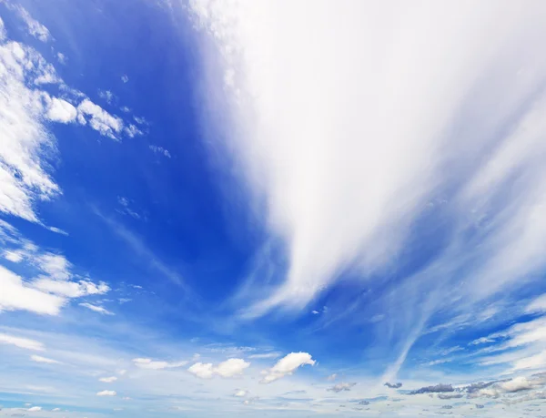 Mooie bewolkte hemel, blauw en wit — Stockfoto