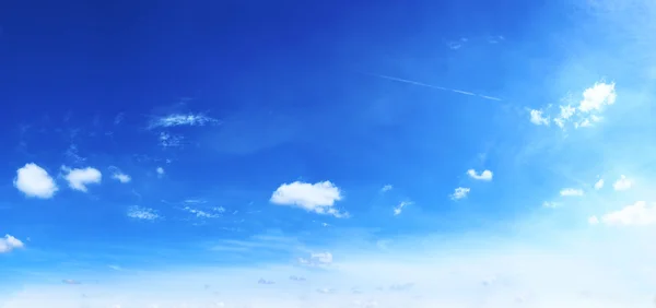 Schöner bewölkter Himmel, blau und weiß — Stockfoto