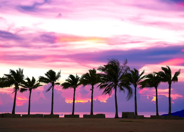 Pôr do sol colorido na costa do mar — Fotografia de Stock