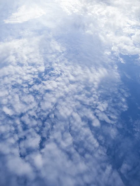 Wolk op blauwe hemelachtergrond — Stockfoto