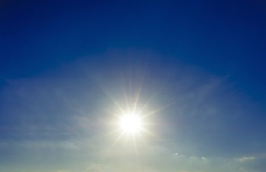 Mavi gökyüzü öğleden sonra lens flare