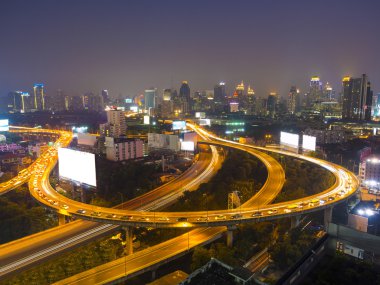 Cityscape birçok bina gösterilen gecede