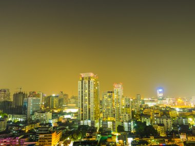 Cityscape birçok bina gösterilen gecede