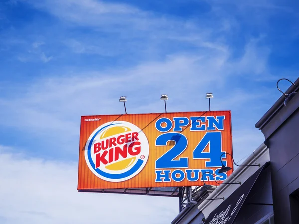 Burger King sign on blue sky background — Stock Photo, Image