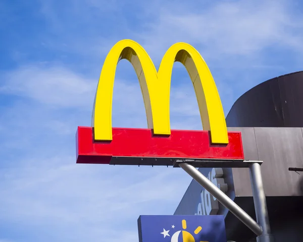 Mcdonald logo on blue sky background — Stock Photo, Image