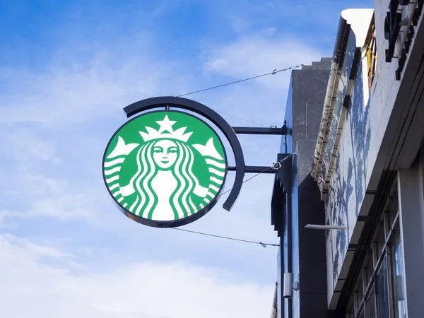 Starbuck logo no fundo do céu azul — Fotografia de Stock