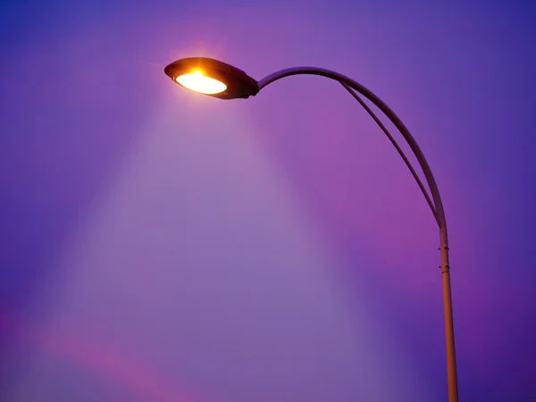 Farola en poste por la noche , —  Fotos de Stock