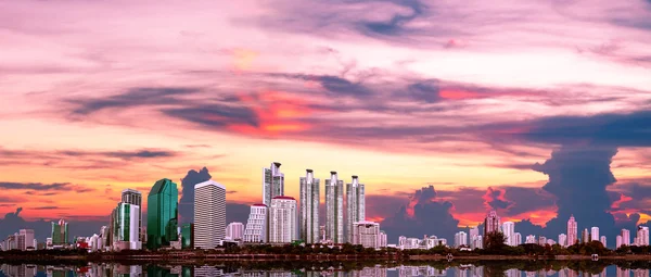 Vista colorida do por do sol dos edifícios — Fotografia de Stock