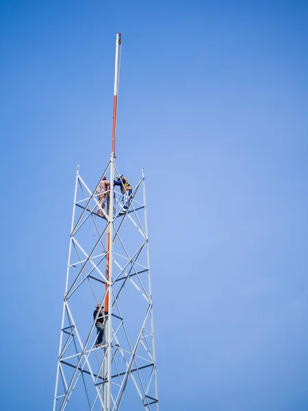 Tower makers constructing communication tower — Stock Photo, Image