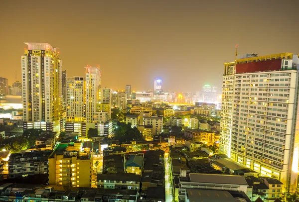 Paysage urbain dans la nuit montrant de nombreux bâtiments — Photo