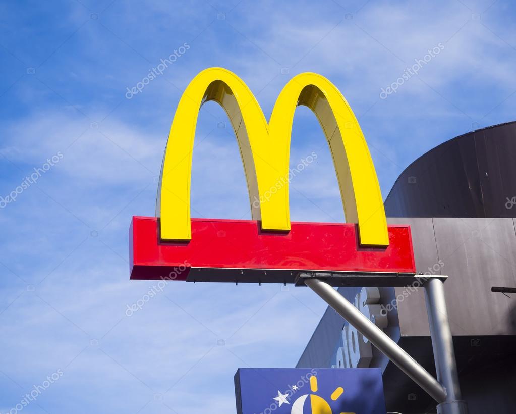 CHACHOENGSAO, THAILAND - SEPTEMBER 25, 2014: McDonalds outdoor sign over the Shop