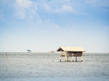 bir kulübe konaklama olarak denizde