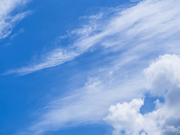 Όμορφο σύννεφο στον γαλάζιο ουρανό — Φωτογραφία Αρχείου