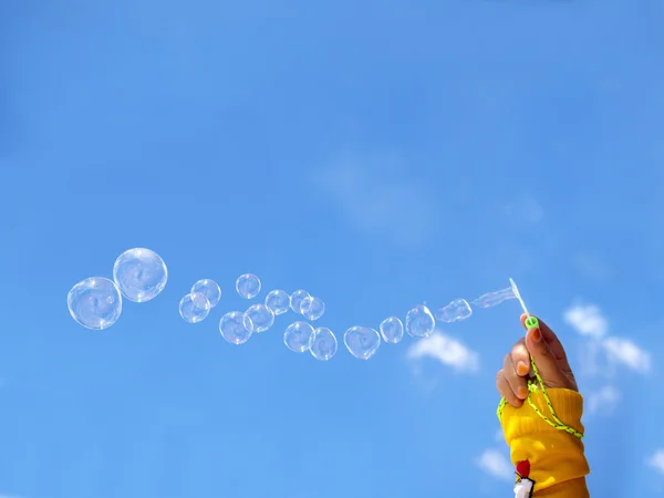 在蓝蓝的天空上的许多肥皂泡沫。 — 图库照片