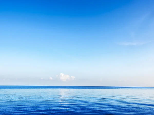 Beautiful scene of ocean and sky — Stock Photo, Image