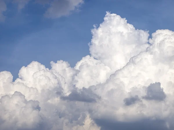 Enorme pluizige wolk op blauwe hemel — Stockfoto