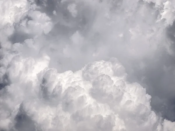 Enorme pluizige wolk voor de storm — Stockfoto