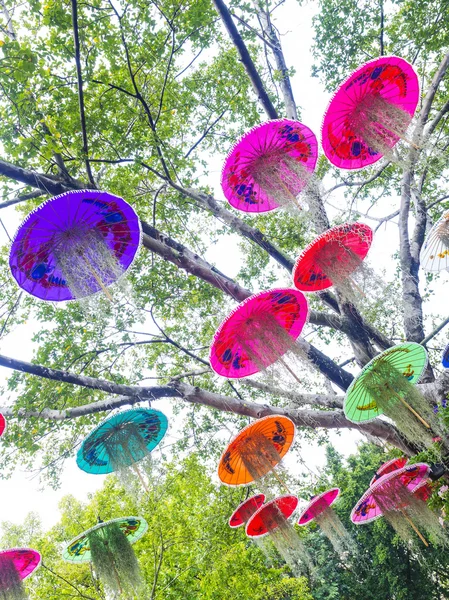 Bunte Sonnenschirme auf dem Park — Stockfoto