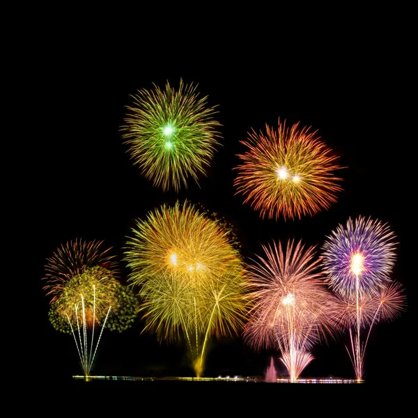 Fuegos artificiales coloridos de vacaciones en el cielo nocturno — Foto de Stock