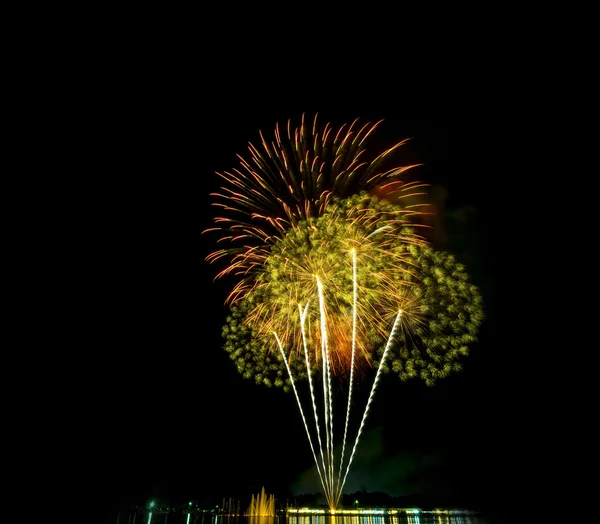 Барвисті святкові феєрверки в нічному небі — стокове фото