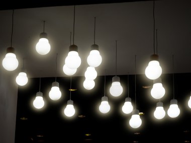 Tavanda yüklü Elektrik aydınlatma lambaları 